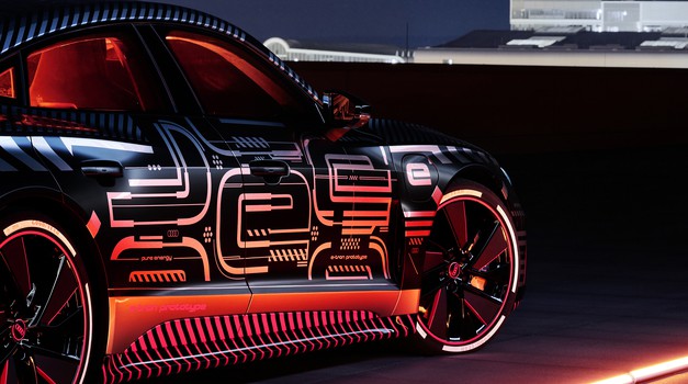 Audi E-tron GT pripravljen na to, da odvrže kamuflažo (foto: Audi)