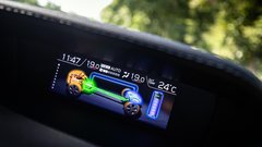 Impreza ima v bistvu kar tri zaslone - zgornji (6,3 palca) je namenjen le podatkom avtomobila, prikaz pretoka energije je uporaben.