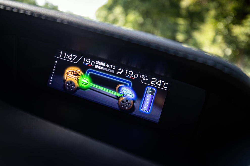 Impreza ima v bistvu kar tri zaslone - zgornji (6,3 palca) je namenjen le podatkom avtomobila, prikaz pretoka energije je uporaben.