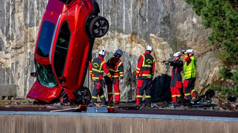 Volvo v imenu varnosti iz 30 metrov na tla pometal več povsem novih vozil (video)