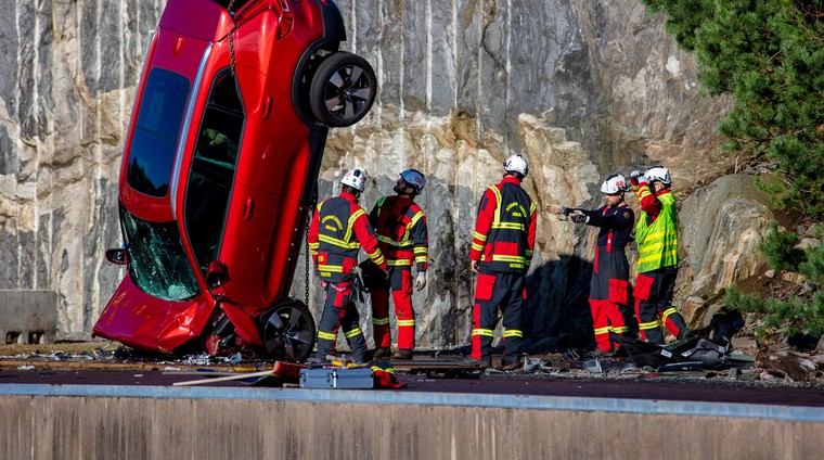 Volvo v imenu varnosti iz 30 metrov na tla pometal več povsem novih vozil (video) (foto: Volvo)