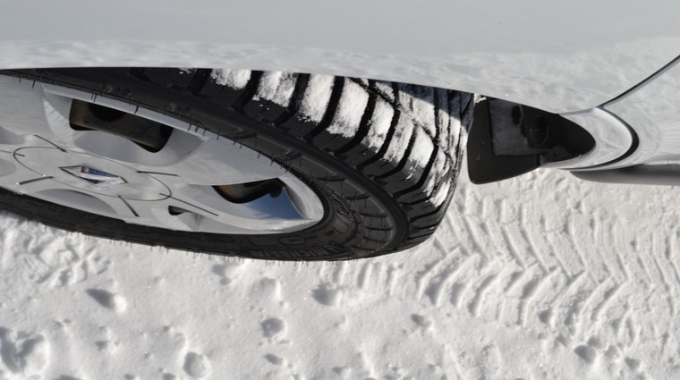 Celoletne pnevmatike ponujajo precej boljši oprijem v snegu kot letne. (foto: Michelin)