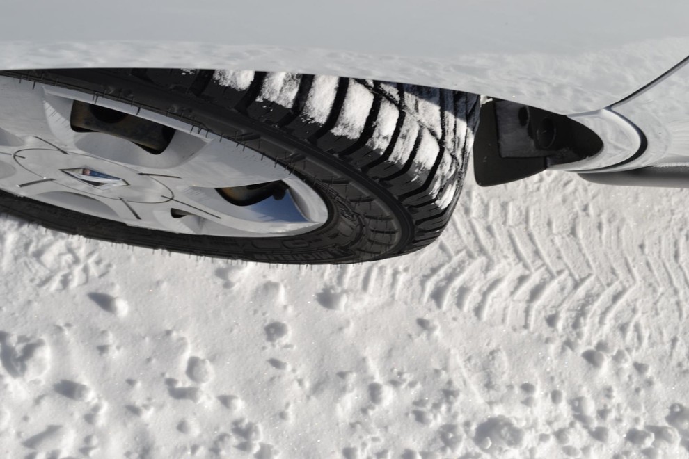 Celoletne pnevmatike ponujajo precej boljši oprijem v snegu kot letne.