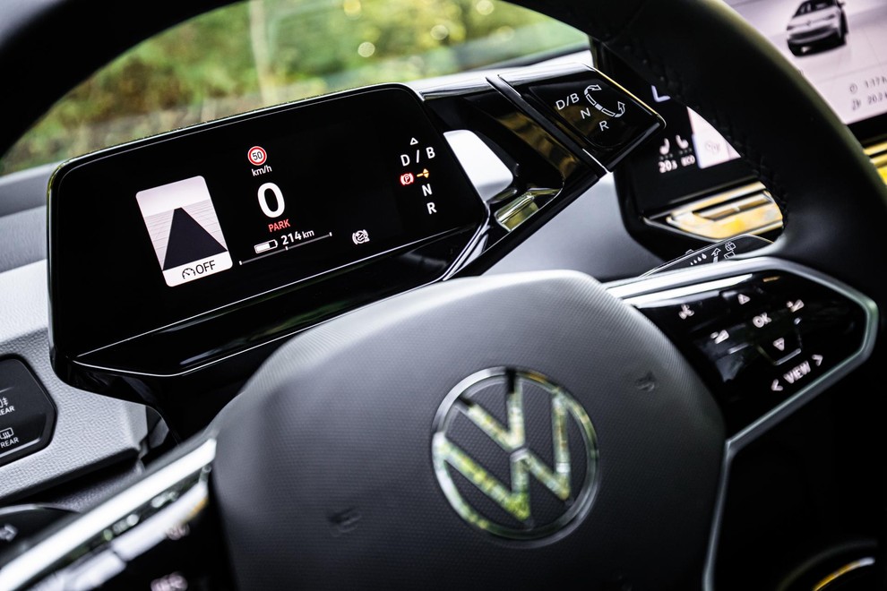 Namesto običajnih merilnikov je pred voznikovimi očmi digitalni prikazovalnik z osnovnimi informacijami in s satelitskim stikalom menjalnika na desni strani.