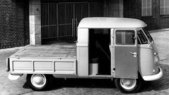 Modele z dvojno kabino so najprej izdelovali zunanji karoseristi, pozneje je zaradi uspešne prodaje to prevzela matična tovarna.