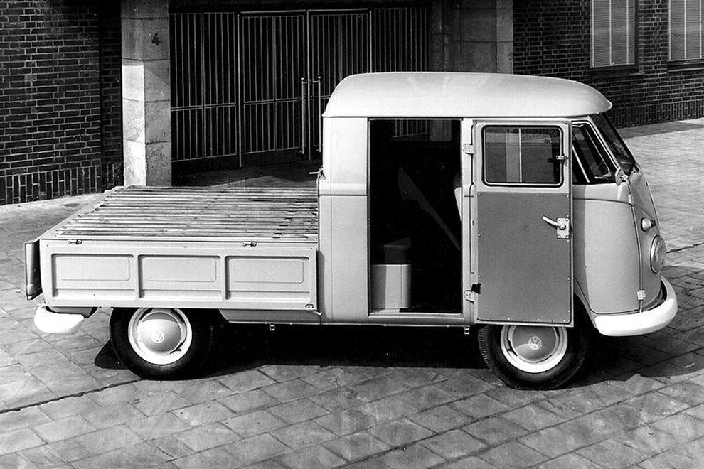 Modele z dvojno kabino so najprej izdelovali zunanji karoseristi, pozneje je zaradi uspešne prodaje to prevzela matična tovarna.