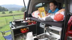 Flip camping box sestavljajo: Zložljiva tridelna postelja, dva izvlečna pohištvena elementa s predali in delovnim pultom, pomivalno korito, zložljiva pipa, rezervoar za svežo in odpadno vodo in prenosni kuhalnik.