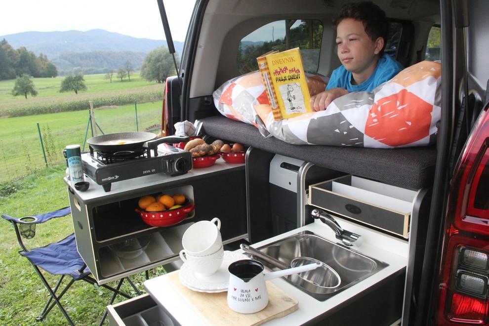 Flip camping box sestavljajo: Zložljiva tridelna postelja, dva izvlečna pohištvena elementa s predali in delovnim pultom, pomivalno korito, zložljiva pipa, rezervoar za svežo in odpadno vodo in prenosni kuhalnik.