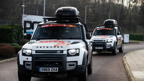 Na bližajočem Dakarju tudi dva povsem serijska Land Rover Defenderja