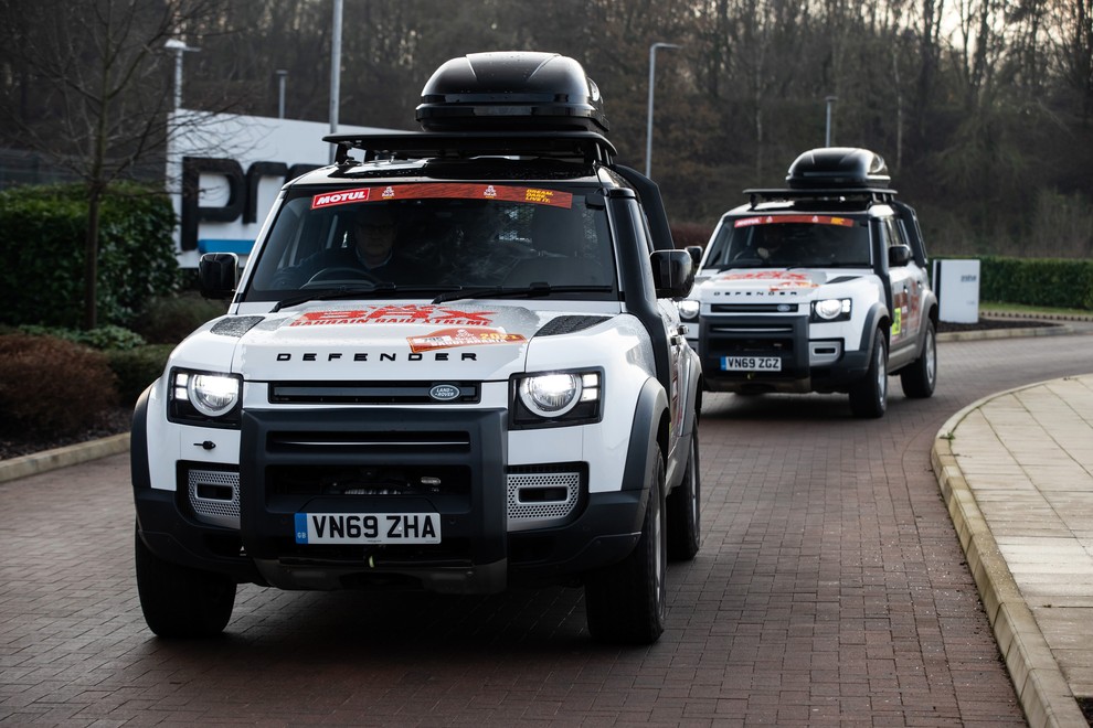 Na bližajočem Dakarju tudi dva povsem serijska Land Rover Defenderja