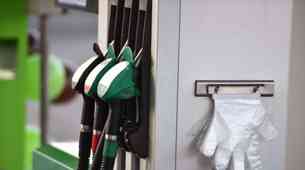 Vlada ponovno omejuje cene! Koliko bo po novem stal rezervoar goriva?
