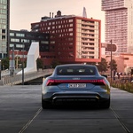 Svetovna premiera: Audi e-tron GT - Porschejevemu Taycanu diha za ovratnik ... (foto: Audi)