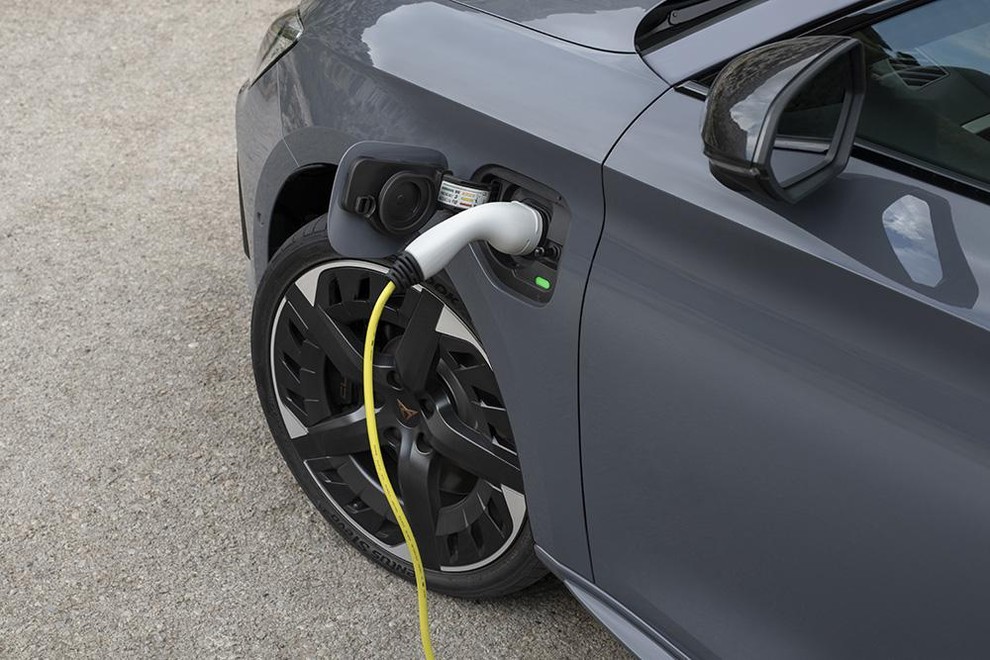 <p>Baterije električnih vozil so zaradi potrebe po odpornosti proti globoki izpraznitvi izdelane na osnovi drugačnih tehnologij in materialov.</p>