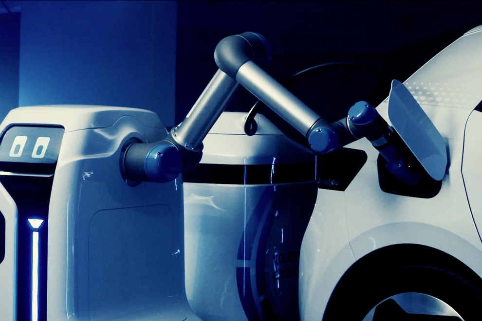 POLNILI BODO TUDI ROBOTI<br />
Mobilni roboti bodo v prihodnosti lahko popolnoma avtonomno polnili električna vozila, so prepričani pri Volkswagnu, kjer ponujajo vizijo oskrbe z električno energijo v parkirnih hišah. Hčerinska družba Volkswagen Component je namreč razvila koncept mobilnega polnilnega robota, ki pride do električnega avtomobila popolnoma avtonomno.<br />
Na vozilu z integrirano polnilno elektroniko je omogočeno hitro polnjenje enosmernega toka do 50 kW. Avtonomno vozni robot je opremljen s kamerami, laserskimi skenerji in ultrazvočnimi senzorji. Inovativni koncept lastnikom avtomobilov med drugim omogoča, da si lahko izberejo parkirno mesto in se med polnjenjem odpravijo po nakupih ali drugih opravkih. Po zagonu z uporabo aplikacije ali komunikacije V2X se mobilni robot sam pripelje do vozila, ki potrebuje polnjenje, in z njim komunicira. Celoten postopek polnjenja od odpiranja lopute polnilne vtičnice do priključitve vtiča in ločevanja poteka brez sodelovanja uporabnika. Mobilni robot do vozila pripelje prikolico v obliki mobilne naprave za shranjevanje energije in jo poveže; naprava nato napolni baterijo električnega vozila. Mobilna naprava za shranjevanje energije je ob vozilu ves čas polnjenja, robot pa medtem poskrbi za napolnitev drugih električnih vozil. Ko je storitev polnjenja končana, robot pride po napravo za shranjevanje energije in jo vrne v polnilno postajo. Na ta način bi parkirišča lahko postala fleksibilna polnilna mesta. Mobilni polnilni robot se lahko uporablja na različne načine. Vozniki bi imeli možnost parkiranja v kateremkoli razpoložljivem prostoru, ne glede na to, ali je polnilna postaja brezplačna ali ne. Kompaktna zasnova polnilnega robota je popolnoma primerna za uporabo na parkiriščih z omejenim dostopom brez polnilne infrastrukture, kot so podzemna parkirišča.