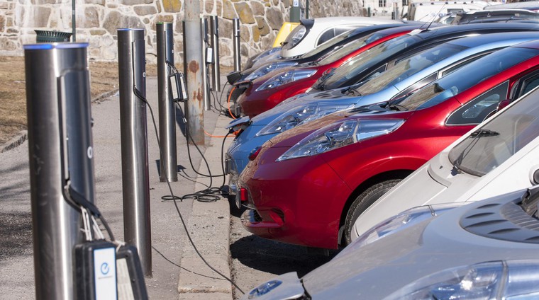 30 milijonov električnih avtomobilov in 10 milijonov polnilnic do leta 2030 je za zdaj bolj utopija kot realnost Evropske unije. (foto: David L F Smith)