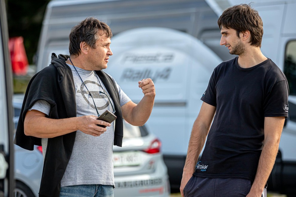 Miran Kacin je pomagal številnim voznikom. Na fotografiji je s Timom Novakom.
