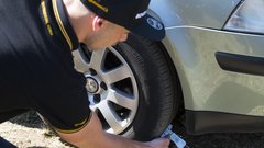 Globina profila pri letnih pnevmatikah mora po zakonskih predpisih znašati vsaj 1,6 milimetra, priporočljivo pa je, da znaša še kak milimeter več, kar se najbolje občuti na mokri cesti in pri spodrivanju vode.