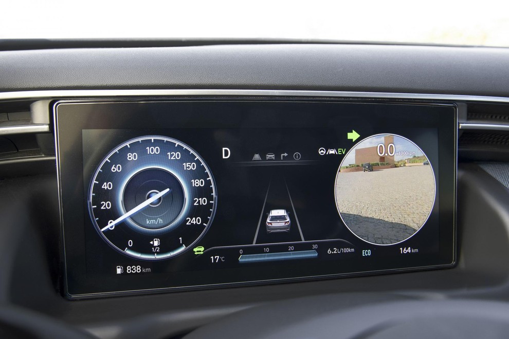 Prednost digitalnih instrumentov je prav njihova prilagodljivost; tile v novem Hyundai Tucsonu, recimo, ob zavijanju prikazujejo celo pogled na mrtvi kot, ki ga ponuja kamera.