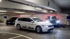 Volkswagen že od leta 2018 na letališču v Hamburgu testira avtomobile, ki znajo sami poiskati prosto parkirno mesto in parkirati.