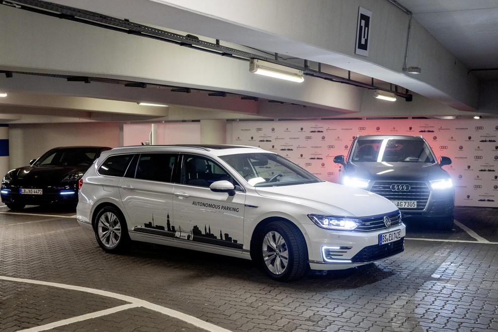 Volkswagen že od leta 2018 na letališču v Hamburgu testira avtomobile, ki znajo sami poiskati prosto parkirno mesto in parkirati.