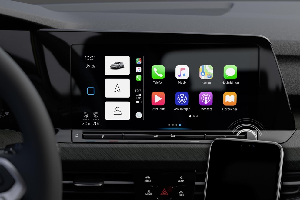 Storitvi Apple CarPlay in Android Auto sta prva znaka, kako si tehnološki velikani utirajo pot v avtomobilski svet.