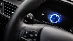 Nov digitalni zaslon pred voznikom je pregleden in jasen, na njem je mogoče spremljati tudi pomoč zagonskega alternatorja ter tako prilagajati vožnjo in porabo.