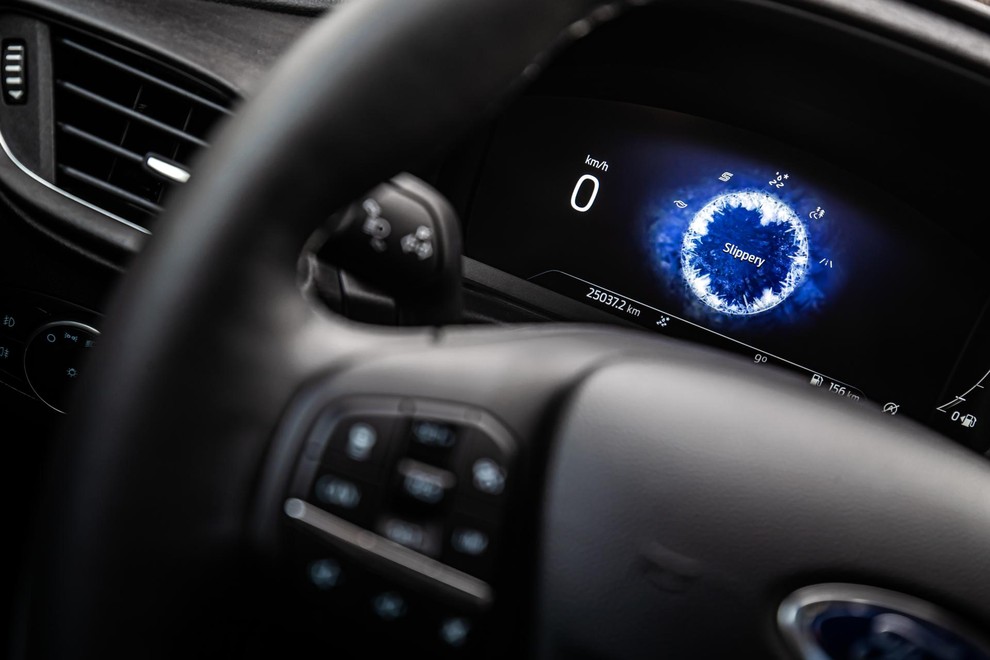 Nov digitalni zaslon pred voznikom je pregleden in jasen, na njem je mogoče spremljati tudi pomoč zagonskega alternatorja ter tako prilagajati vožnjo in porabo.