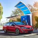 Honda Clarity Fuel Cell
-Moč: 130 kW
-Doseg: 580 km (EPA)
-Posoda za gorivo: 5,46 kg vodika
-Poraba: 0,94 kg H2/100 km
-Pospešek do 100km: 8,1 s
-Pogon: spredaj
-Cena: 50.500 EUR (ZDA) (foto: Honda)
