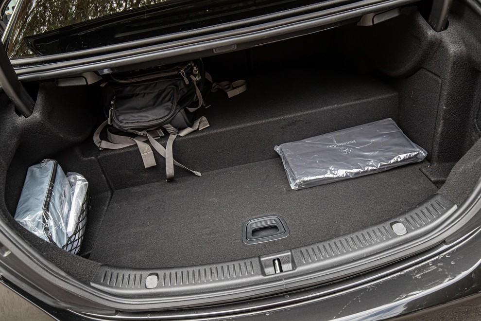 Prtljažnik je zavoljo baterije, ki je nad zadnjo osjo, pogojno uporaben, vsaj ob pogledu na skoraj pet metrov dolg avtomobil.