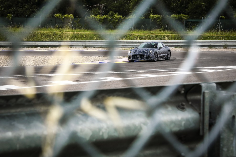 Potrjeno: prihaja Maserati za ljubitelje klasike, tu so prve fotografije!
