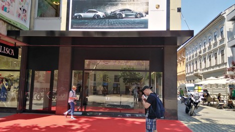 Malce drugačen Porschejev salon v Ljubljani