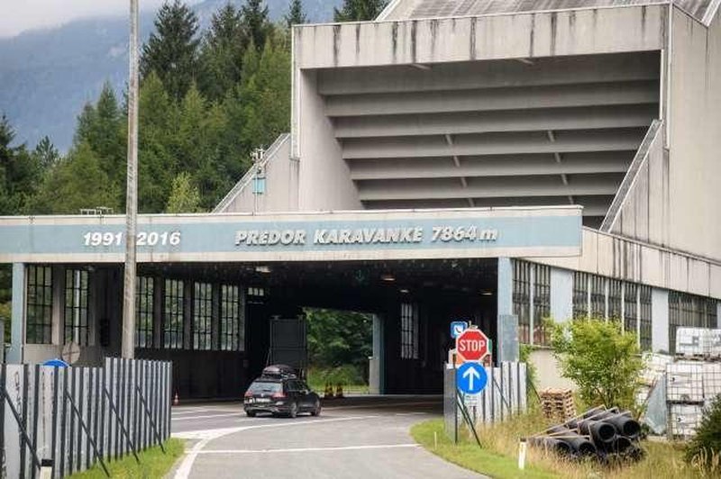 Znameniti uvoz v najdaljši slovenski (avtocestni) predor Karavanke, ki je bil odprt v dneh pred osamosvojitvijo, čez štiri leta pa se mu bo pridružila vzporedna cev. (foto: Sta)