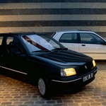 V času osamosvojitve je na naše ceste zapeljal Renault Clio in v prihodnjih letih nasledil priljubljeno vozilo Renault 5. Ta se je tudi v srca kupca zapisal kot najuspešnejši model na naših tleh, saj je zadnja generacija nastajala v novomeškem Revozu. (foto: Renault)