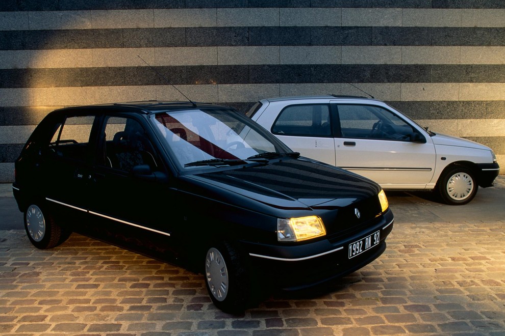 V času osamosvojitve je na naše ceste zapeljal Renault Clio in v prihodnjih letih nasledil priljubljeno vozilo Renault 5. Ta se je tudi v srca kupca zapisal kot najuspešnejši model na naših tleh, saj je zadnja generacija nastajala v novomeškem Revozu.