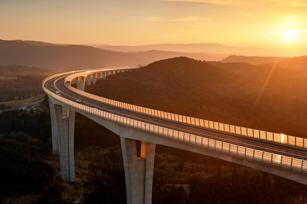 Črnokalski viadukt velja za največji podvig slovenskega gradbeništva. Visok je več kot 100 metrov in dolg 1.065 metrov – od odprtki je bil to eden najdaljših tovrstnih objektov v Evropi.