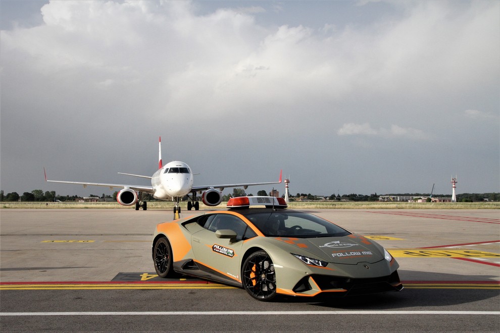Letališče v Bologni ima novo najhitrejše spremljevalno vozilo!