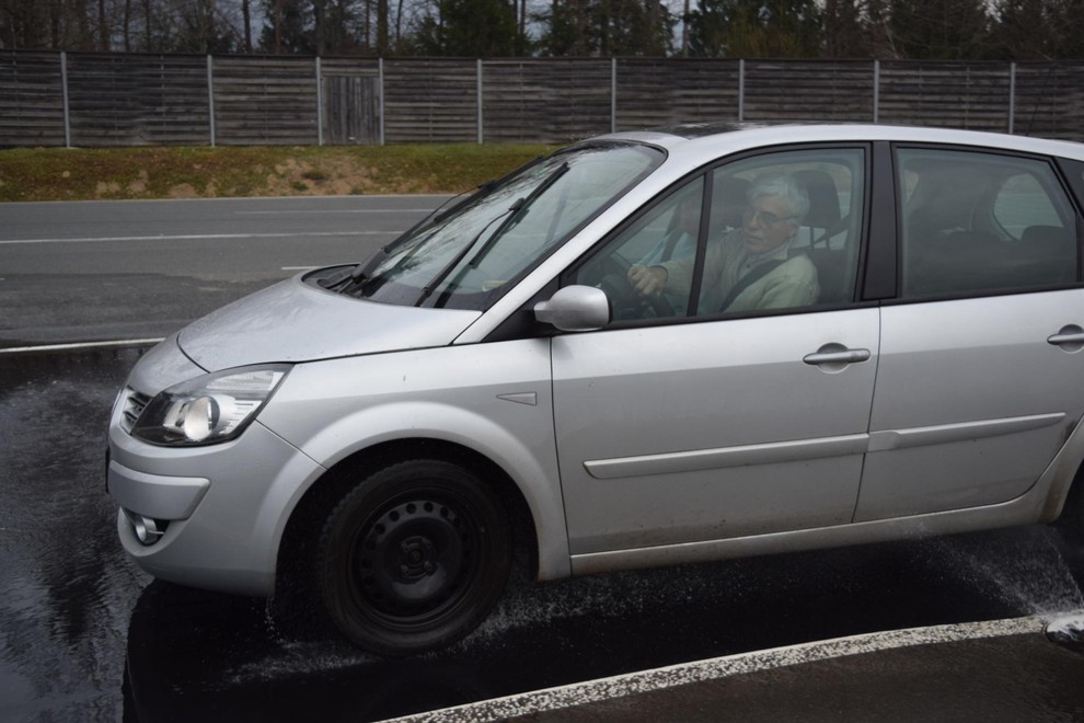 V programu usposabljanja v AMZS Centru varne vožnje na Vranskem starejši vozniki preverijo svoje sposobnosti in lastnosti svojega avtomobila.