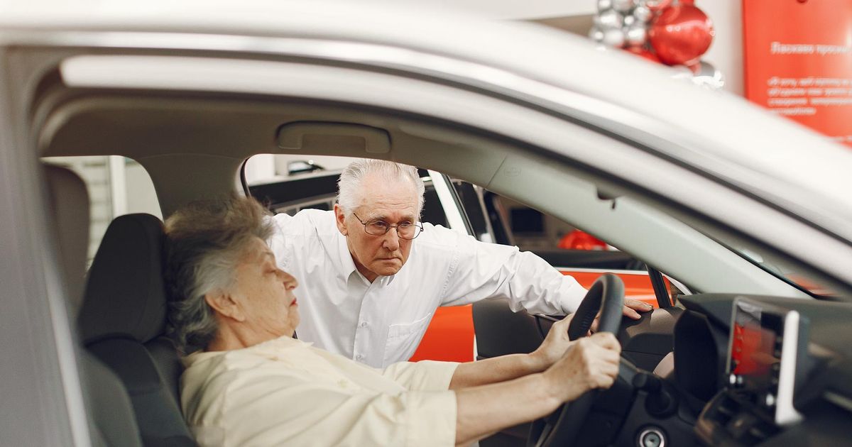 Wenn das Gehen schwer fällt.  Und gefährlich.  Sind das die größten Probleme für ältere Autofahrer?  – Tipps