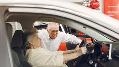 Izbira ustreznega avtomobila je pomemben dejavnik za varno vožnjo starejših voznikov.