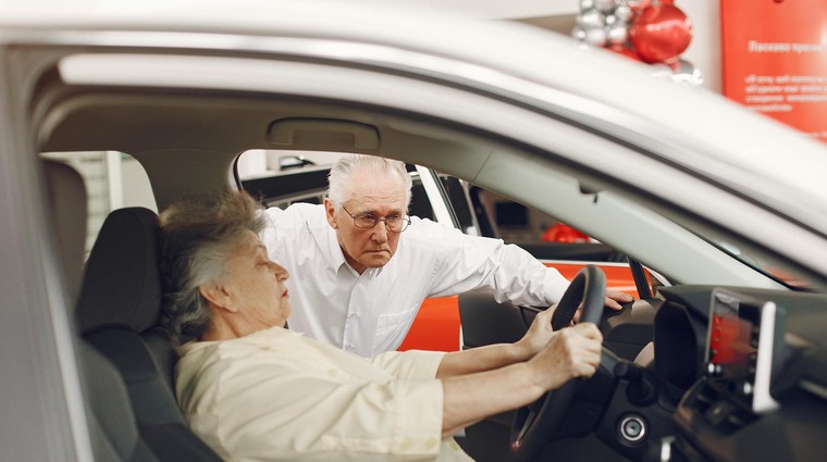 Izbira ustreznega avtomobila je pomemben dejavnik za varno vožnjo starejših voznikov. (foto: Freepik)