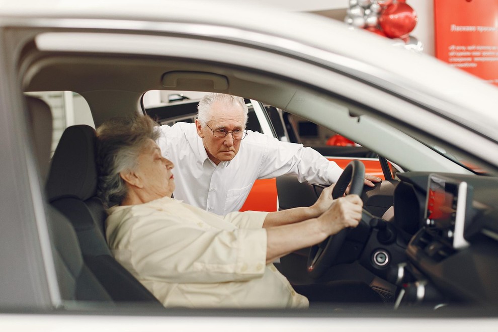 Izbira ustreznega avtomobila je pomemben dejavnik za varno vožnjo starejših voznikov.