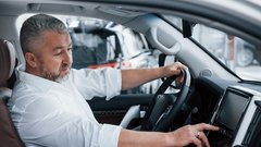 Vozniki v zrelih letih so pogosto nezaupljivi do asistenčnih sistemov - predvsem zato, ker ne poznajo dobro njihovega delovanja.