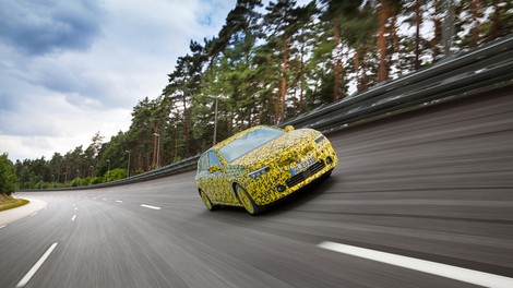 11. generacija Opel Astre kuka izpod krinke
