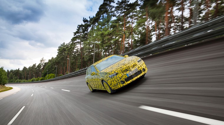 11. generacija Opel Astre kuka izpod krinke (foto: Opel)