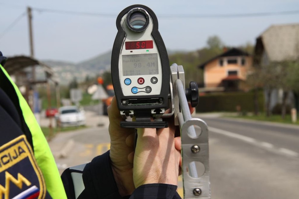Policija znova ob cestah, tokrat nad prehitre voznike (foto: Policija)