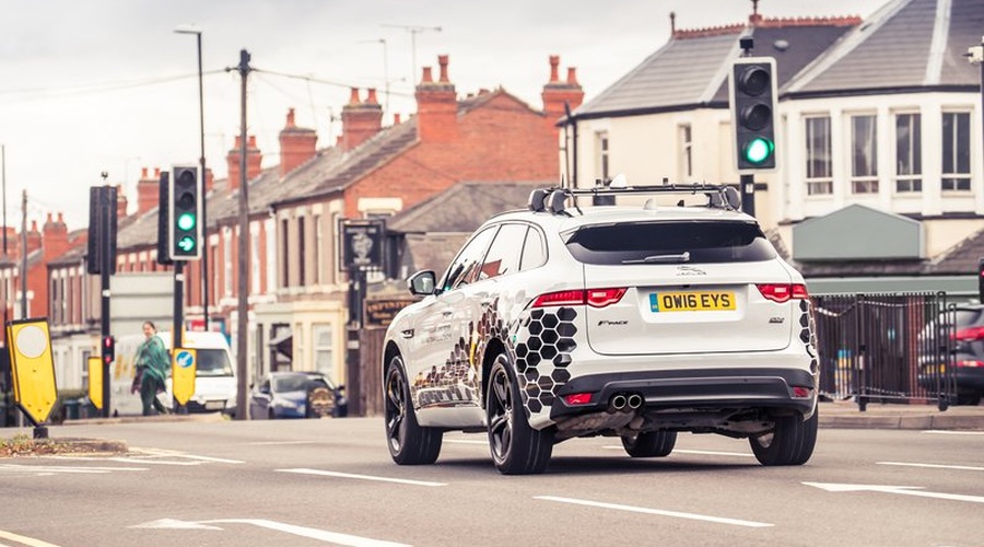 Britanec za zaščito svoje zgodovinske hiše v križišču postavil lažen semafor (foto: Arhiv AM/Jaguar-Land Rover)