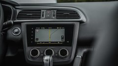 Pri novejših Renaultih smo se v zadnjih letih navadili pokončnih zaslonov informativno-zabavnega sistema, a tega Kadjar ob zadnji prenovi, ko je sicer dobil nova stikala infozabavnega sistema, ni bil deležen.