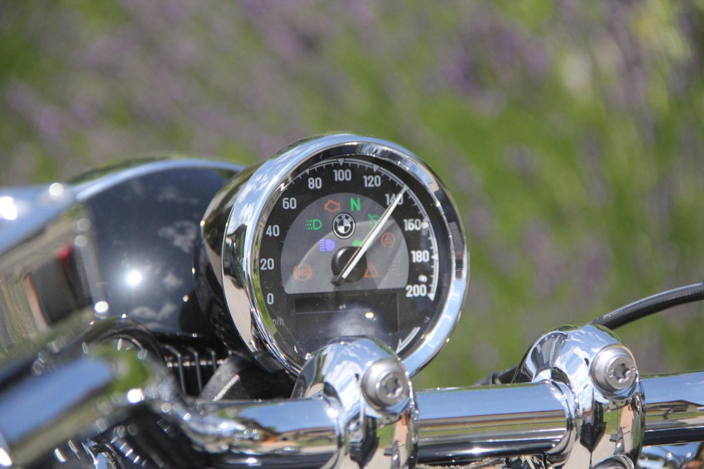 Minimalistični klasični merilniki se lepo podajo izgledu motocikla.