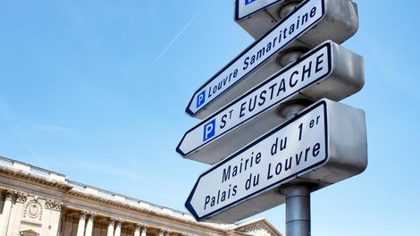 Pariške oblasti začele odstranjevati VSE kažipote, razlog je bizaren