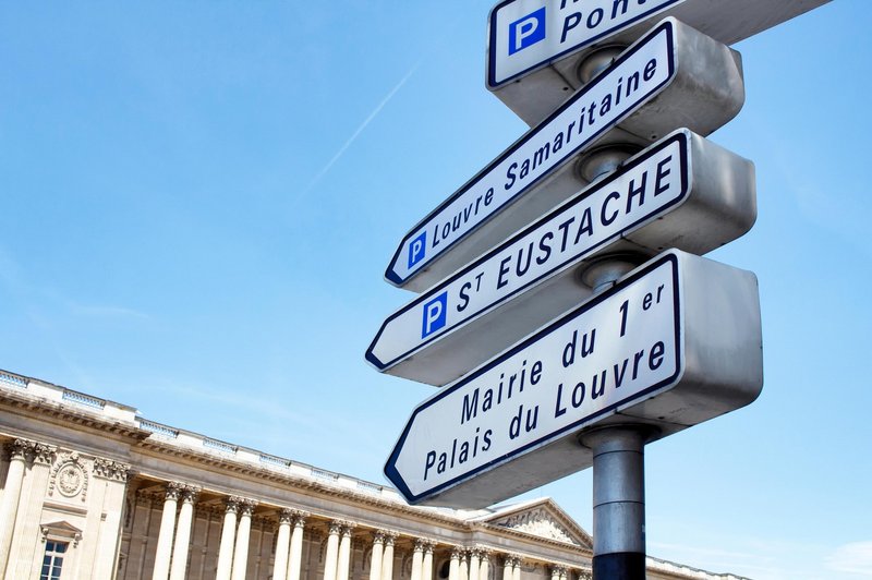 Pariške oblasti začele odstranjevati VSE kažipote, razlog je bizaren (foto: Profimedia)